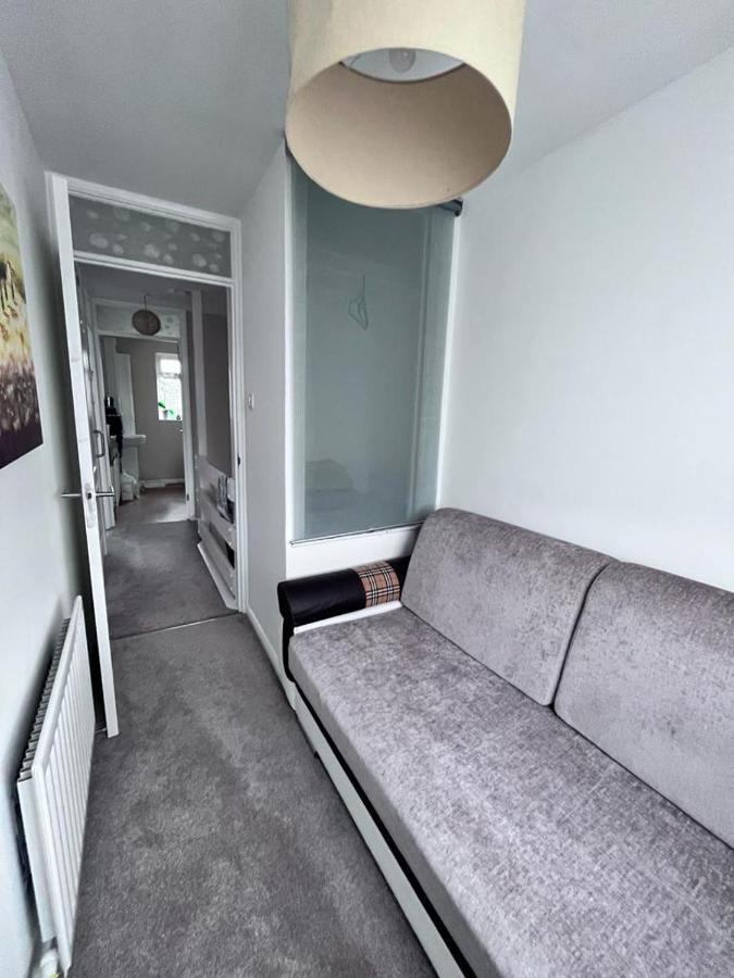 3 Bed House In Walsall, Perfect For Contractors & Leisure & Free Parking Екстер'єр фото