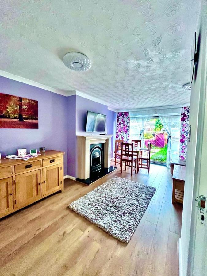 3 Bed House In Walsall, Perfect For Contractors & Leisure & Free Parking Екстер'єр фото