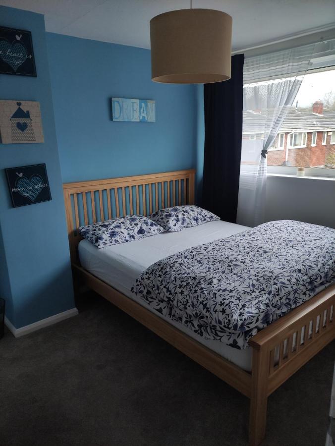 3 Bed House In Walsall, Perfect For Contractors & Leisure & Free Parking Екстер'єр фото