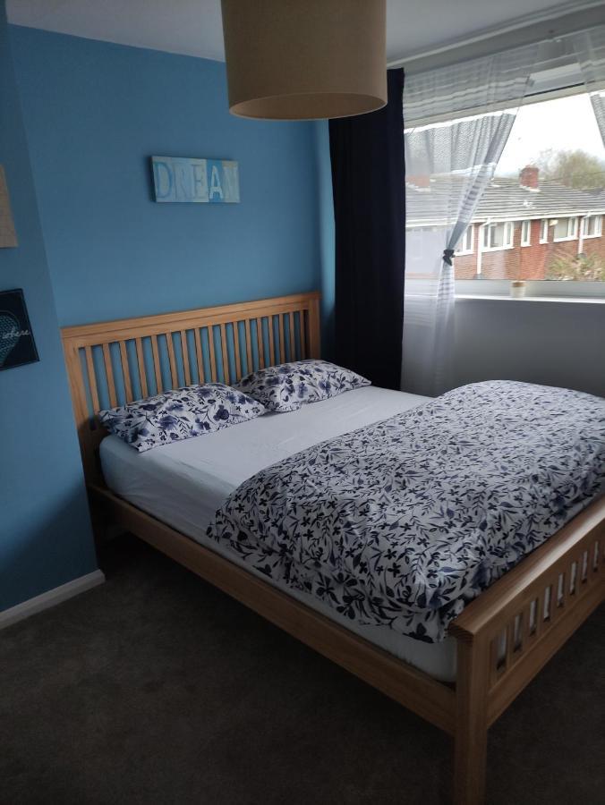 3 Bed House In Walsall, Perfect For Contractors & Leisure & Free Parking Екстер'єр фото